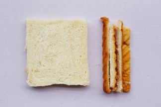 土司切去四条边。