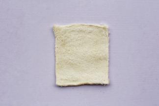 土司用擀面杖擀成薄片。