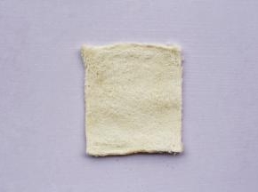 土司用擀面杖擀成薄片。