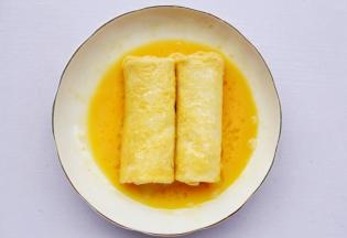 土司滚一圈蛋液。