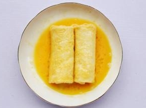 土司滚一圈蛋液。