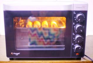 放入烤箱中层，上下火180度烤6分钟即可。