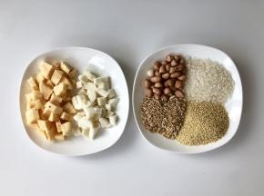 用量杯量好食材，红薯和山药去皮切成小丁。如果宝宝比较小，或者是过敏体质，可以把花生去掉，也可以把花生提前净泡2个小时，这样煮好后比较软烂。