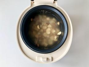 把大米、小米、燕麦米和花生混合洗净，和红薯丁、山药丁一起放入韩国酷晨电饭煲，加入清水。