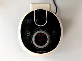 盖上盖子，插好电源，选择“宝宝粥 2阶段”，因为我家的两个孩子已经比较大了，故选择2阶段，随着孩子长大，咀嚼能力需要锻炼。