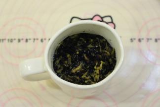 100克的开水冲入装有蝶豆花的杯子里，拌一下备用。