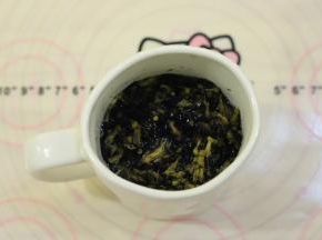 100克的开水冲入装有蝶豆花的杯子里，拌一下备用。