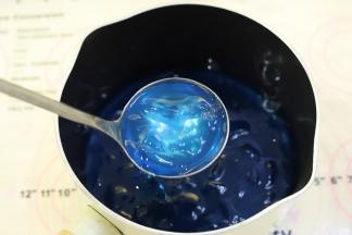 预留10克的蝶豆花水，剩余的蝶豆花水和清水倒入锅内煮开，加入冰糖拌至糖化，再加入白凉粉，小火煮2-3分钟后关火，放凉备用。（可加入一点点蓝色色素调）