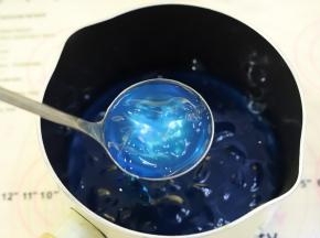 预留10克的蝶豆花水，剩余的蝶豆花水和清水倒入锅内煮开，加入冰糖拌至糖化，再加入白凉粉，小火煮2-3分钟后关火，放凉备用。（可加入一点点蓝色色素调）