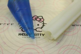 把稍放凉的蓝色白凉粉水装入裱花袋，准备一个心形硅胶夹心模。