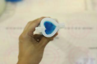 将蓝色的白凉粉水挤入心形硅胶模内，放入冰箱冷冻备用。