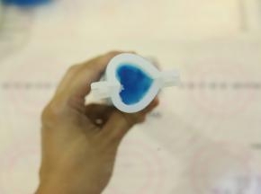 将蓝色的白凉粉水挤入心形硅胶模内，放入冰箱冷冻备用。