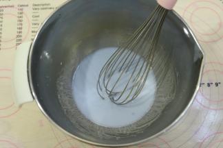 10克的蝶豆花水和牛奶混合，放至40度左右时加入玉米油，拌匀乳化。