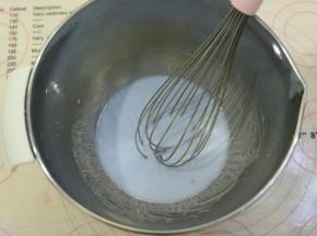 10克的蝶豆花水和牛奶混合，放至40度左右时加入玉米油，拌匀乳化。