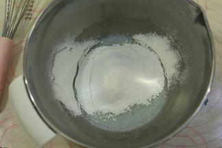 筛入低粉，拌至无干粉。