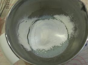 筛入低粉，拌至无干粉。