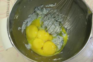 磕入蛋黄，蛋清放入冰箱冷冻备用。