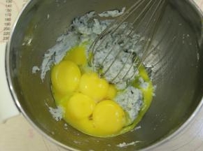 磕入蛋黄，蛋清放入冰箱冷冻备用。