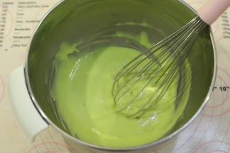 拌至顺滑的蛋黄糊。