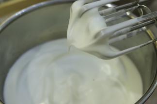 将蛋清取出，滴入柠檬汁，分三次将细砂糖加入蛋清内，打发至湿性发泡。