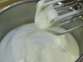 将蛋清取出，滴入柠檬汁，分三次将细砂糖加入蛋清内，打发至湿性发泡。