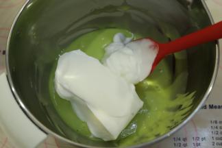 先取三分之一的蛋白加入蛋黄糊内，上下翻拌手法拌匀。