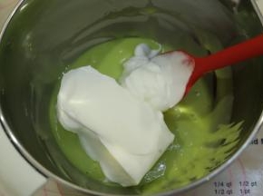 先取三分之一的蛋白加入蛋黄糊内，上下翻拌手法拌匀。