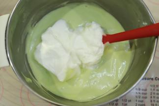 再将剩余的二分之一蛋白加入到蛋糕糊内，同样手法翻拌均匀。