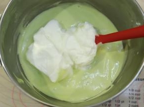 再将剩余的二分之一蛋白加入到蛋糕糊内，同样手法翻拌均匀。