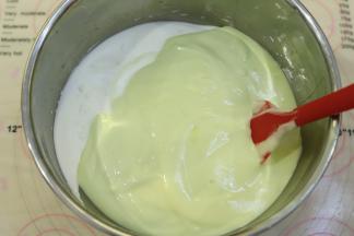 拌好的蛋糕糊倒入蛋白内。