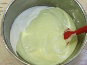 拌好的蛋糕糊倒入蛋白内。