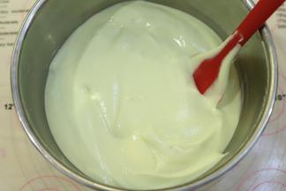 最后翻拌成顺滑的蛋糕糊。