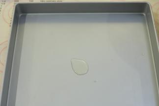 准备一个28X28的方形烤盘，倒入少许的玉米油（配方外），均匀的抹好整个烤盘。