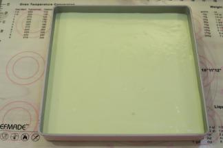 倒入蛋糕糊，轻震几下。