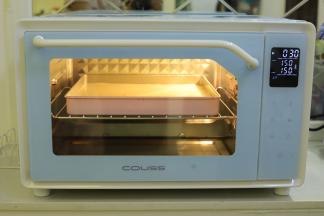 烤箱预热150度，上下火中层，将蛋糕放入预热好的烤箱内，烘烤时间30-32分钟。