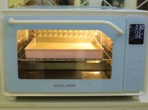 烤箱预热150度，上下火中层，将蛋糕放入预热好的烤箱内，烘烤时间30-32分钟。
