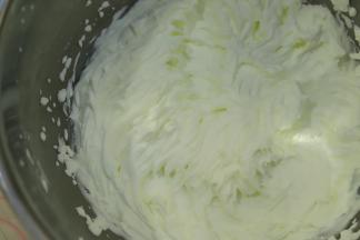 淡奶油加入细砂糖打发至裱花状态，可以稍硬一点。