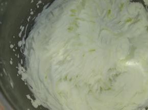 淡奶油加入细砂糖打发至裱花状态，可以稍硬一点。