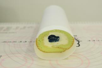 借用擀面杖卷好整个蛋糕卷，放入冰箱冷藏定型。