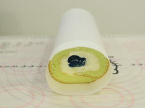 借用擀面杖卷好整个蛋糕卷，放入冰箱冷藏定型。