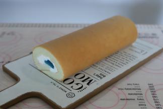 取出定型好的蛋糕卷，边缘切平整。