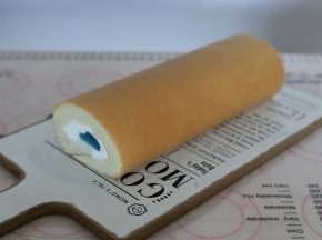 取出定型好的蛋糕卷，边缘切平整。