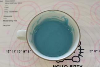 巧克力和黄油加入碗中，适当加入一点蓝色食用油性色粉，隔热水融化。