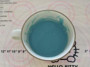 巧克力和黄油加入碗中，适当加入一点蓝色食用油性色粉，隔热水融化。