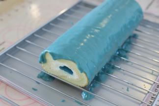 趁热均匀的倒在蛋糕卷上面。