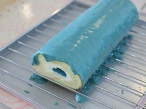 趁热均匀的倒在蛋糕卷上面。