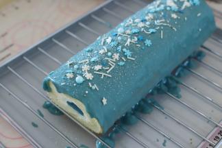 表面放上装饰彩糖，也可以撒少许的椰蓉装饰。