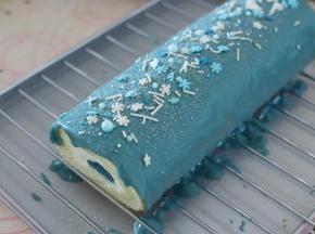 表面放上装饰彩糖，也可以撒少许的椰蓉装饰。