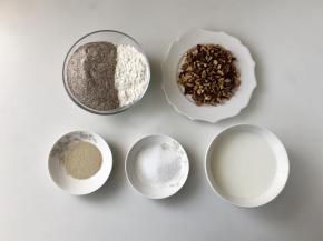 准备好食材，红枣去核切碎。