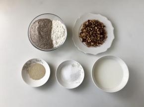 准备好食材，红枣去核切碎。